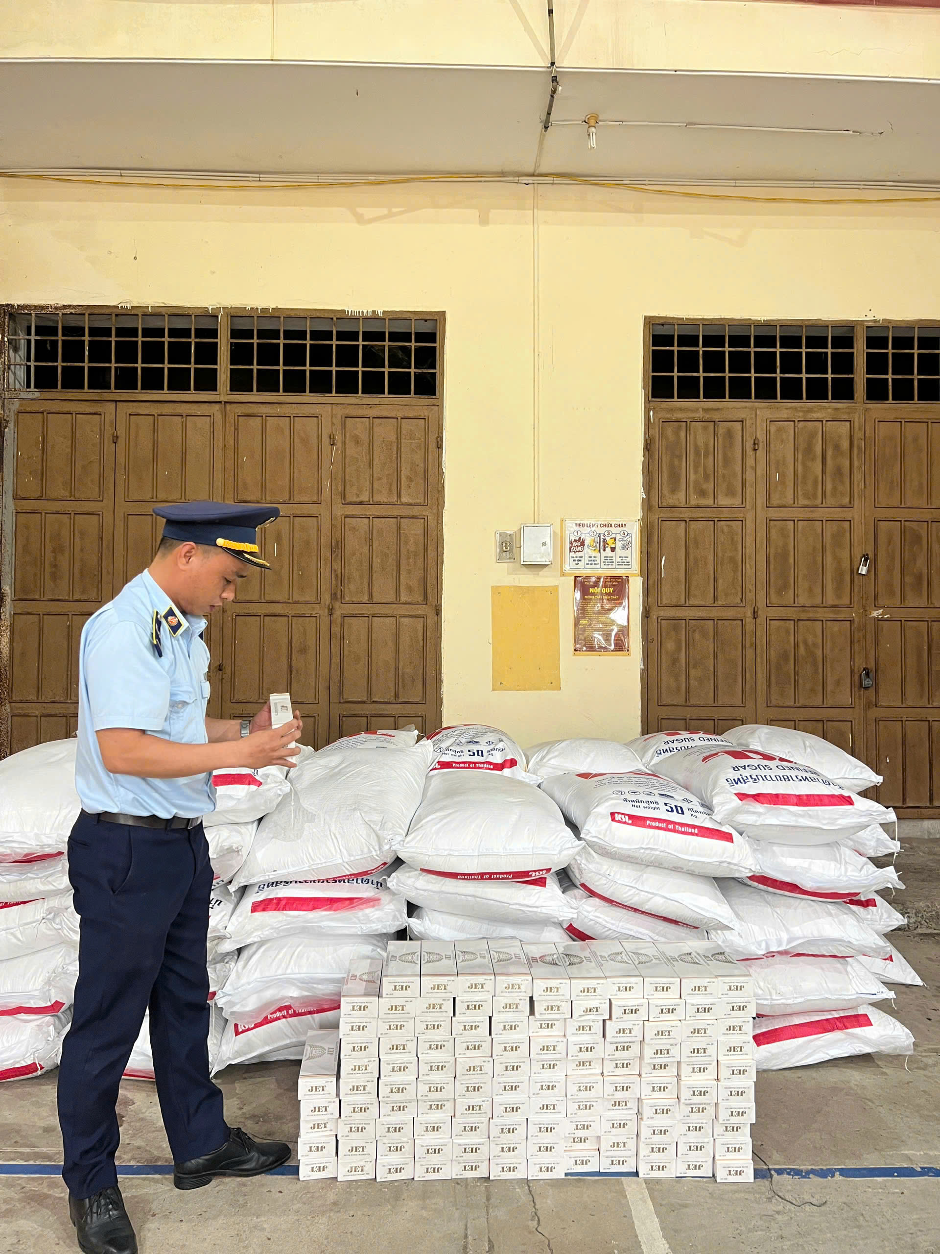 Quảng Trị: Tạm giữ hơn 3 tấn đường cát và trên 1.000 bao thuốc lá điếu lậu