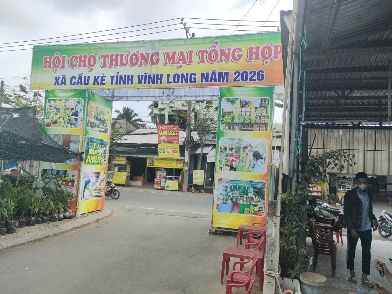 Đội Quản lý thị trường số 8 tổ chức tuyên truyền, giám sát hoạt động kinh doanh tại Hội chợ và triển lãm thương mại xã Cầu Kè và xã Trà Cú, tỉnh Vĩnh Long.