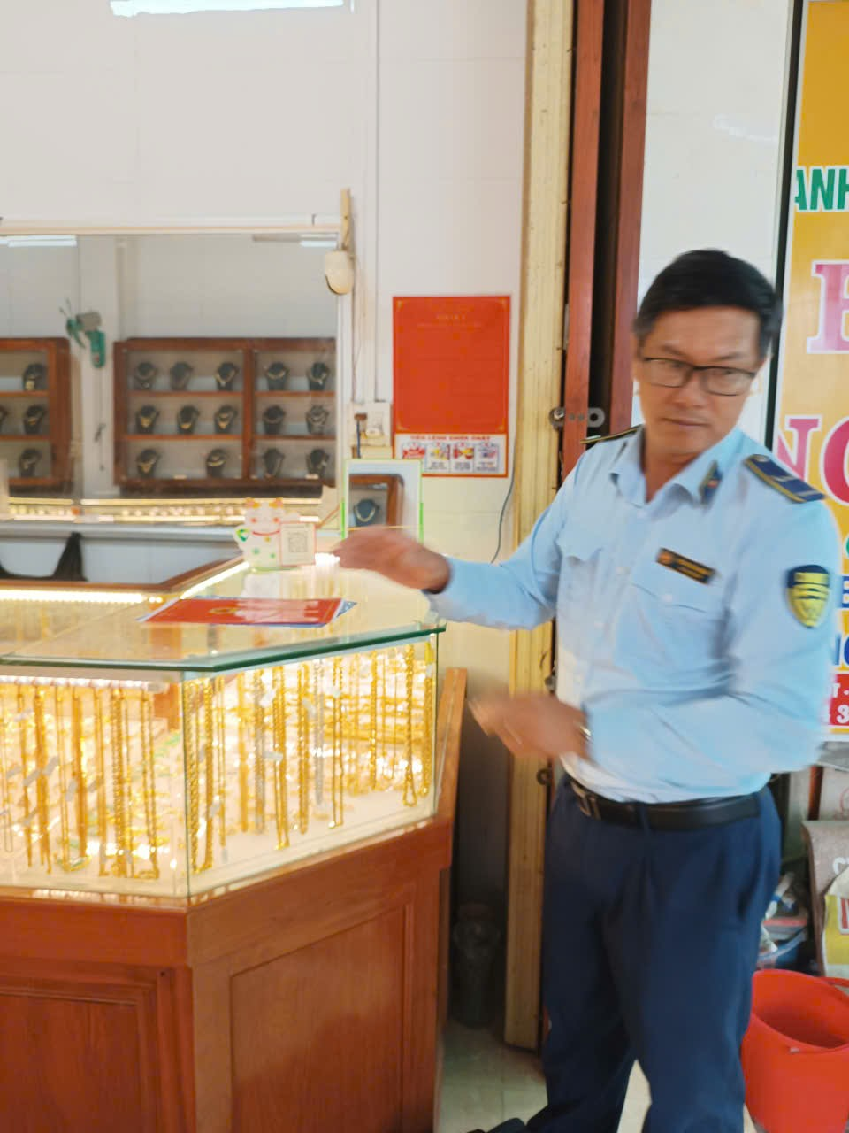 Đội Quản lý thị trường số 7 thực hiện Công văn số 205/CCQLTT-NVTH ngày 29 tháng 9 năm 2025 của Chi cục Quản lý thị trường tỉnh Vĩnh Long về việc tăng cường kiểm tra, xử lý vi phạm trong hoạt động kinh doanh vàng trang sức mỹ nghệ trên địa bàn tỉnh.