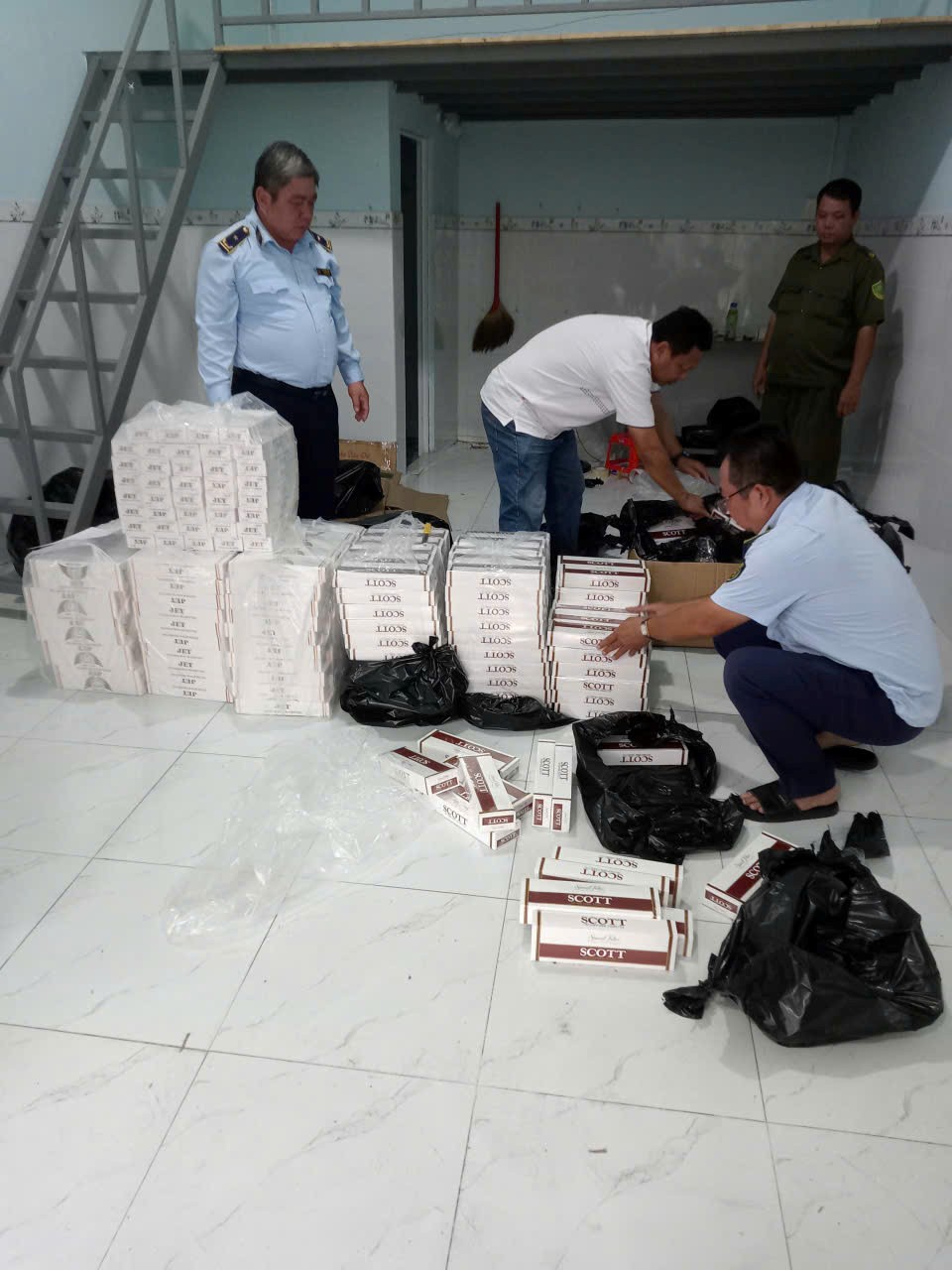 Đội Quản lý thị trường số 4 thuộc Chi cục Quản lý thị trường tỉnh Vĩnh Long phát hiện, tạm giữ gần 4.500 bao thuốc lá điếu nhập lậu.